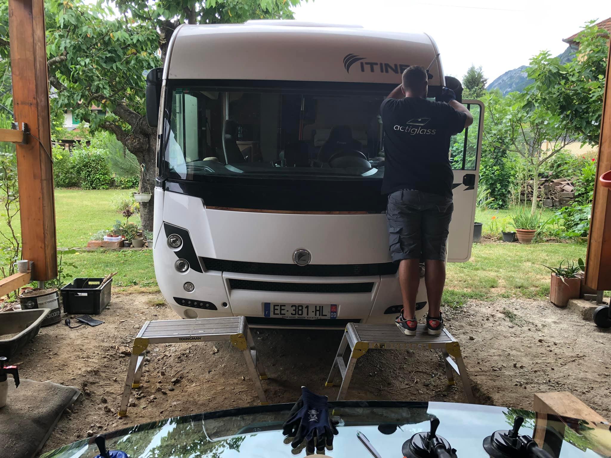 Technicien lechartier-actiglass réparant un pare-brise de camping-car Itineo dans un jardin à Carcassonne