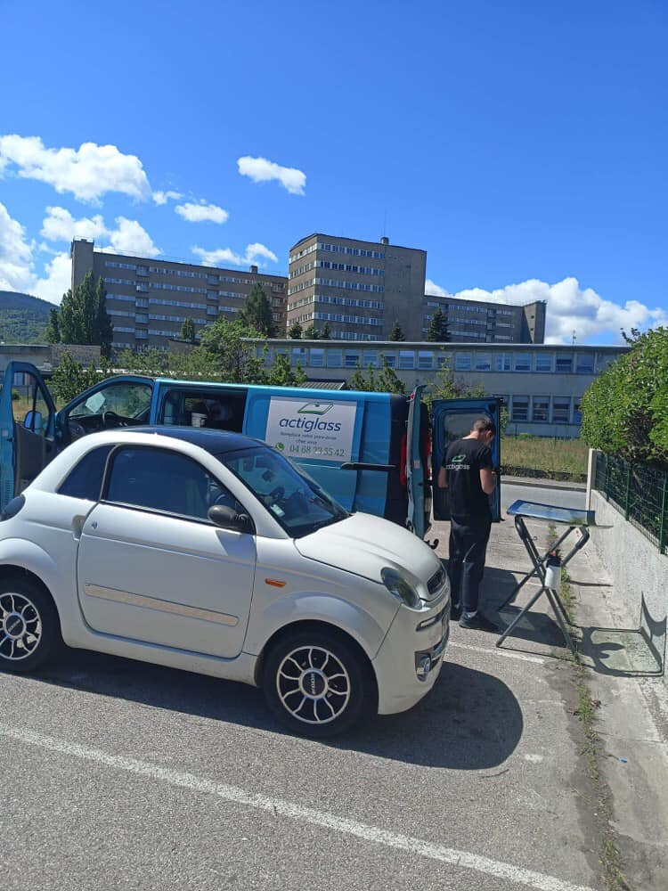 Techniciens lechartier-actiglass remplaçant un pare-brise sur parking proche hôpital à Carcassonne