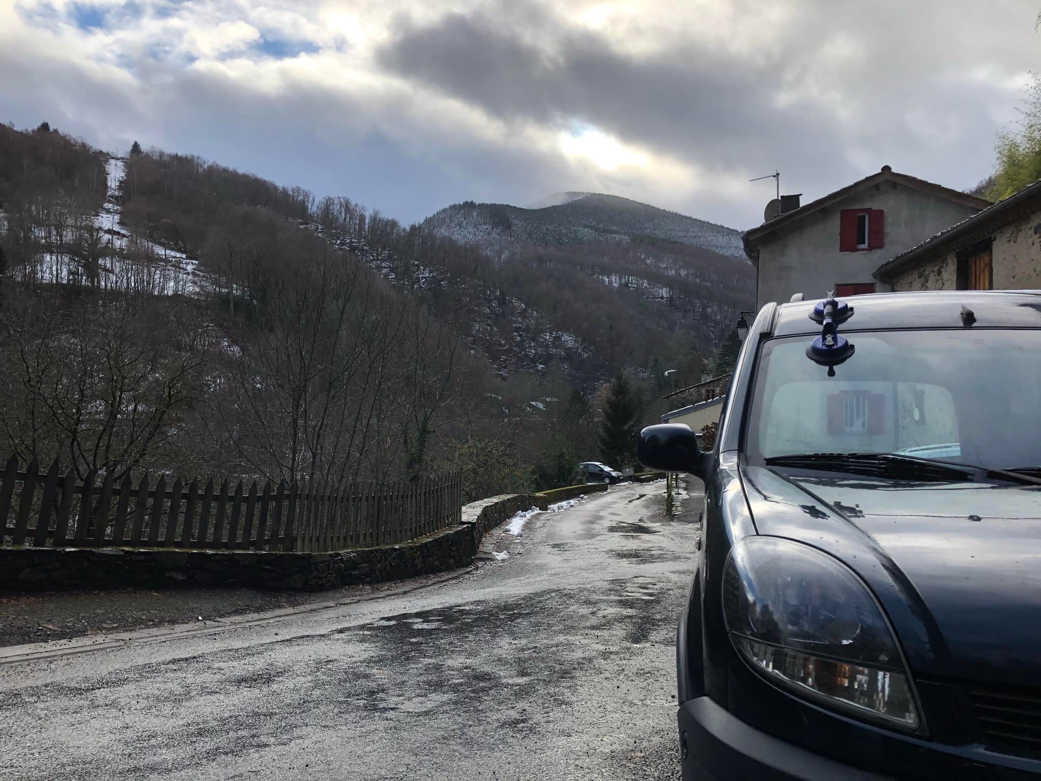 Pare-brise voiture équipée d’un support ventouse par lechartier-actiglass sur route de montagne près de Carcassonne en hiver