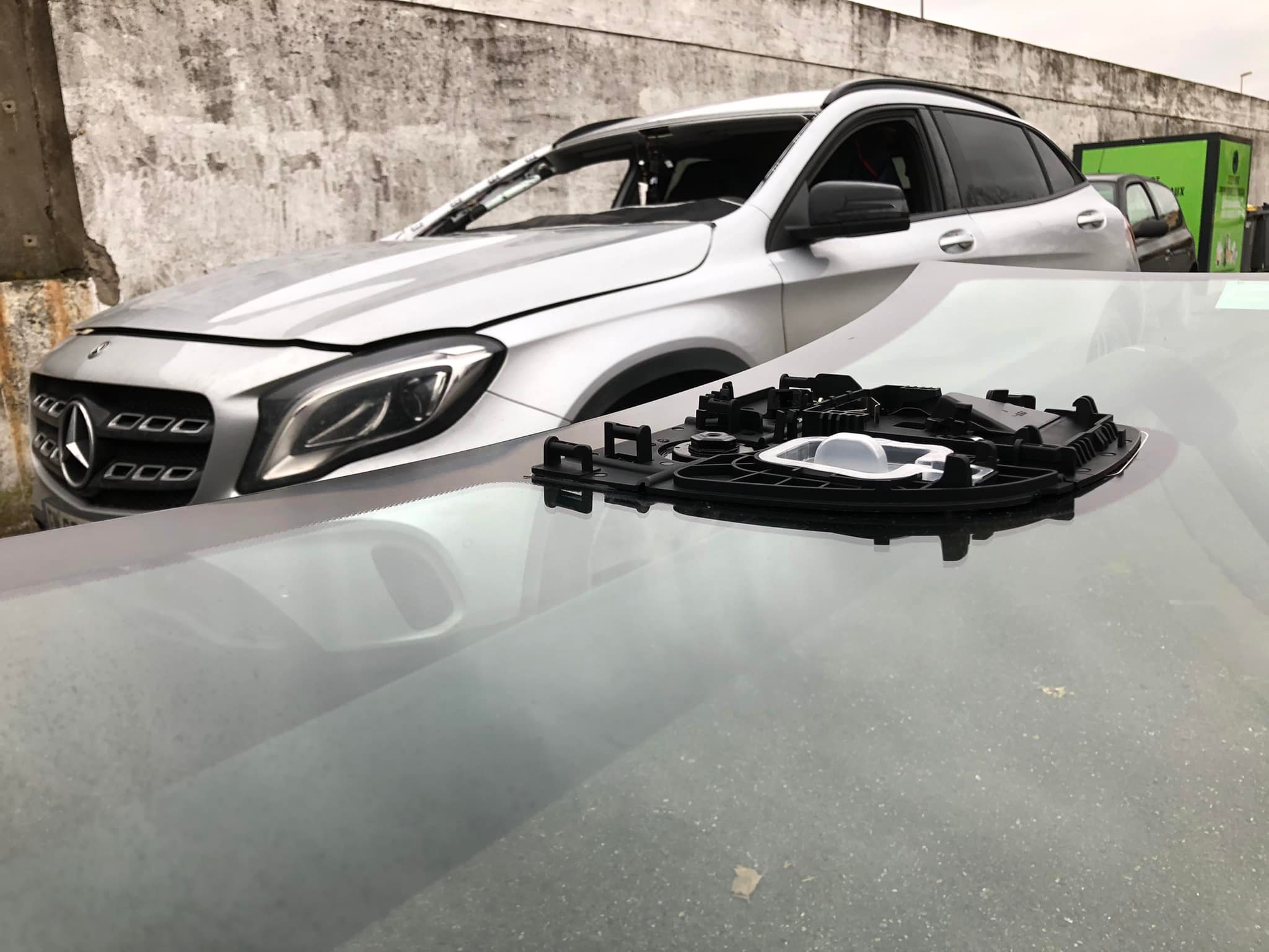 Réparation de rétroviseur sur Mercedes grise par lechartier-actiglass à Carcassonne