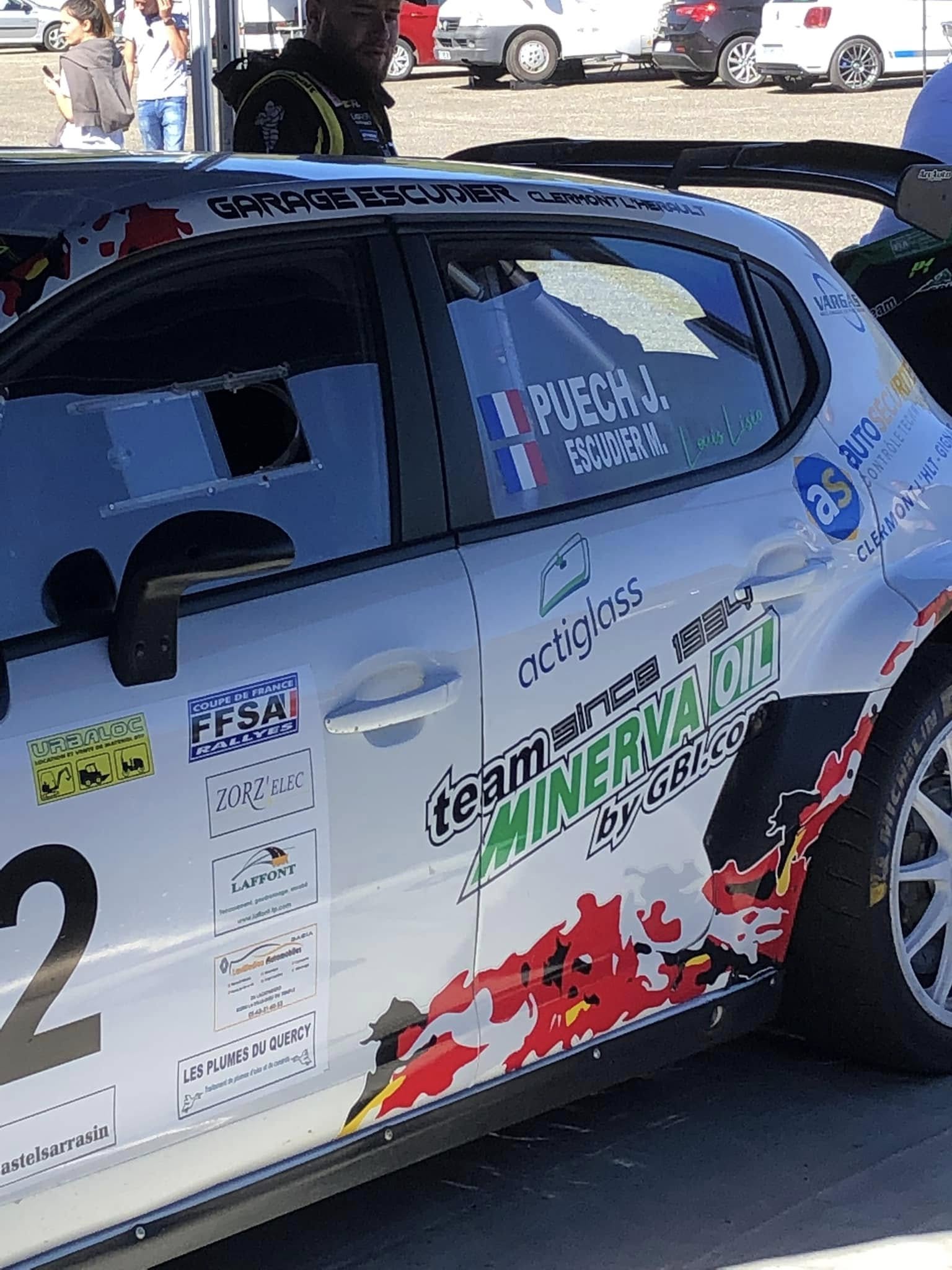 Voiture de rallye sponsorisée MINERVA OIL préparée par lechartier-actiglass lors d’une compétition à Carcassonne