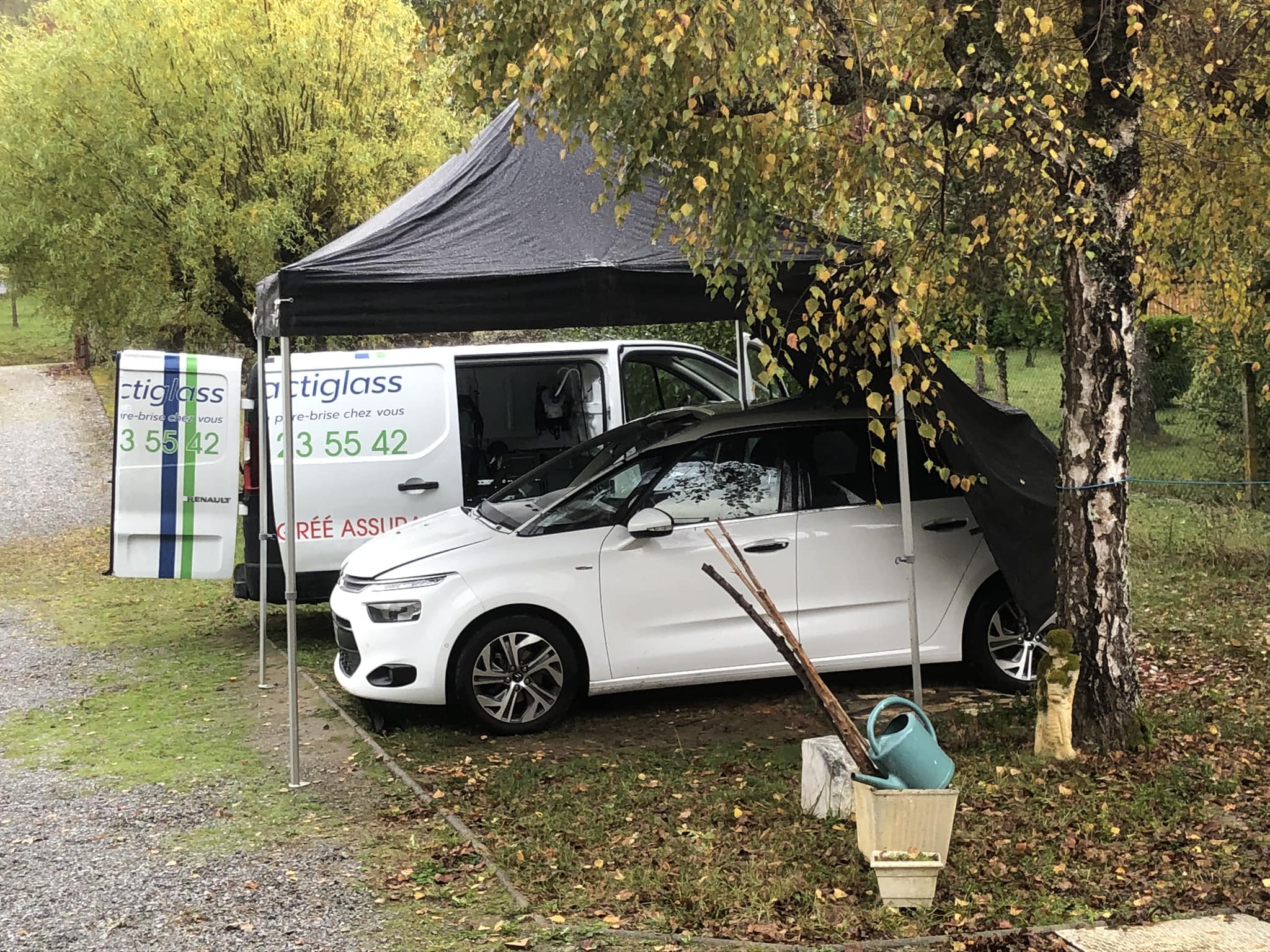 lechartier-actiglass remplace un pare-brise sous tente noire à domicile à Carcassonne en journée d’automne