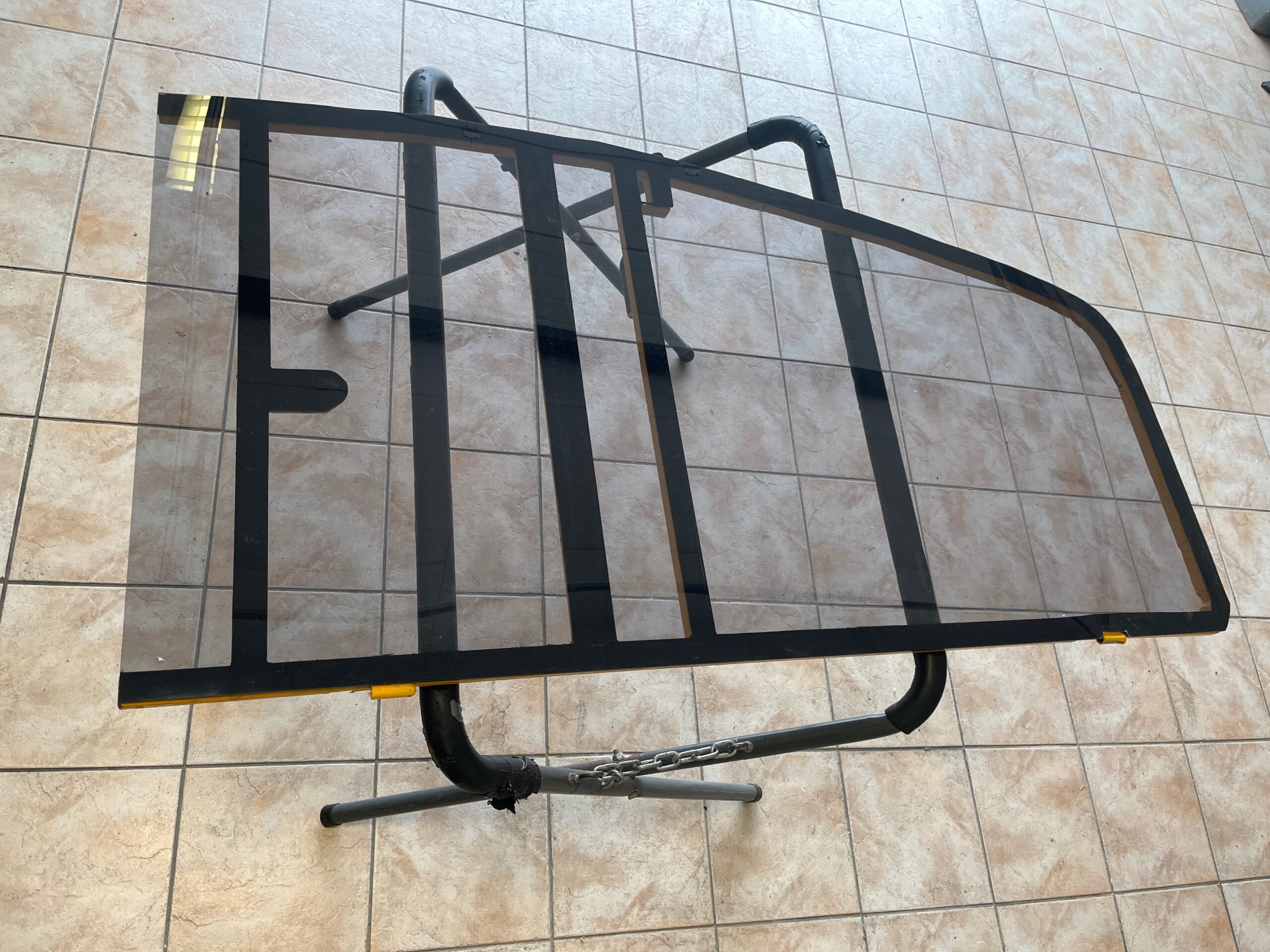 Vitre teintée de portière auto sur support métal chez lechartier-actiglass, atelier vitrage Carcassonne